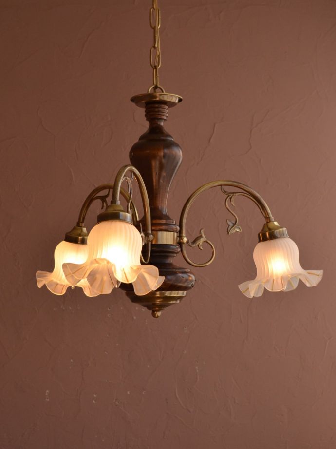 木製のおしゃれなシャンデリアの灯り