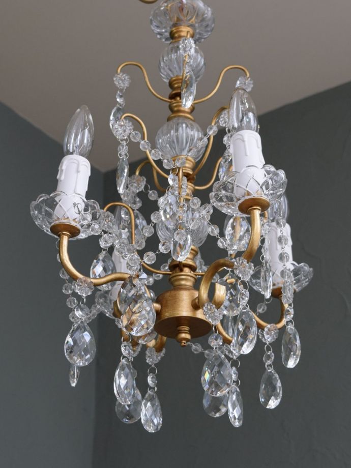 シャンデリアを下から見ると