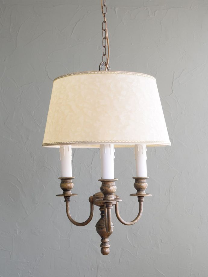 アンティーク調のシャンデリア