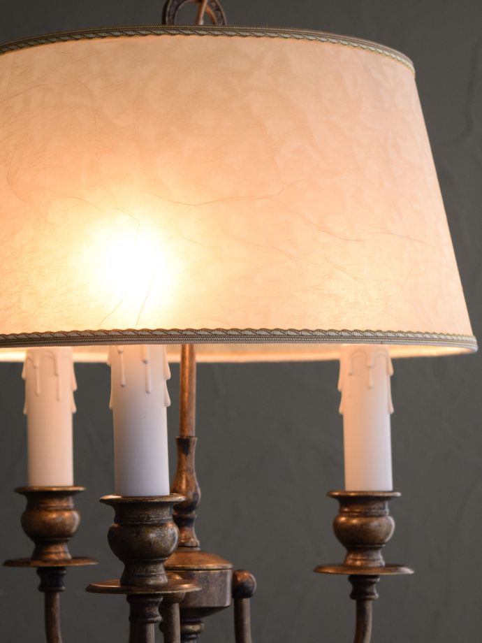 シャンデリアからの灯り