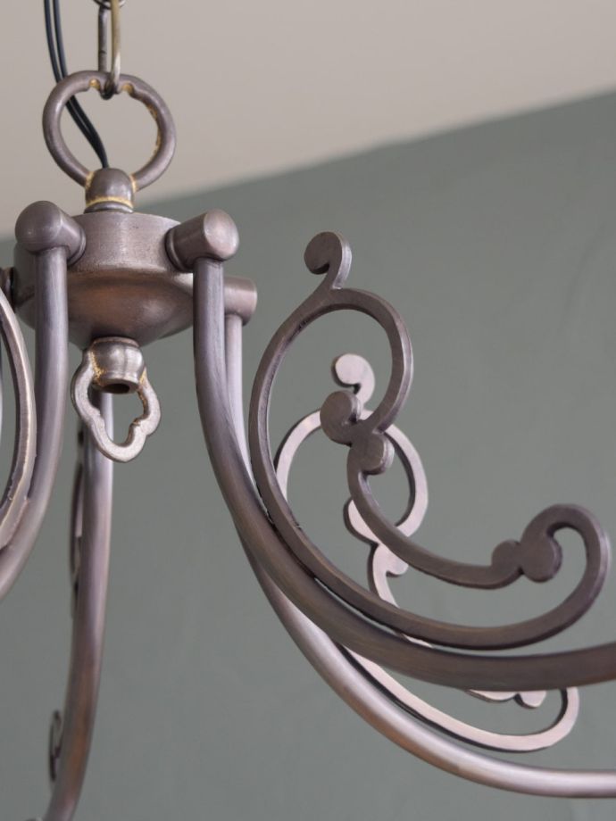 アンティーク調の真鍮製シャンデリア