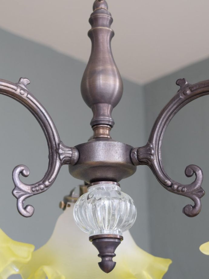 アンティーク調の真鍮製シャンデリア