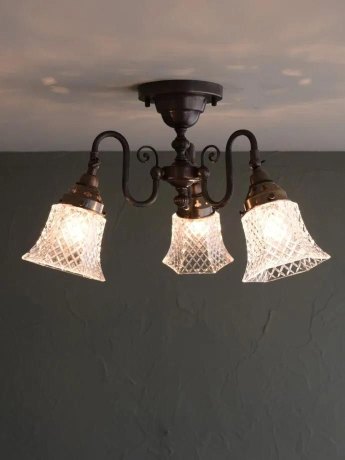 シーリングタイプの真鍮製シャンデリア（アンティーク色・3灯・電球