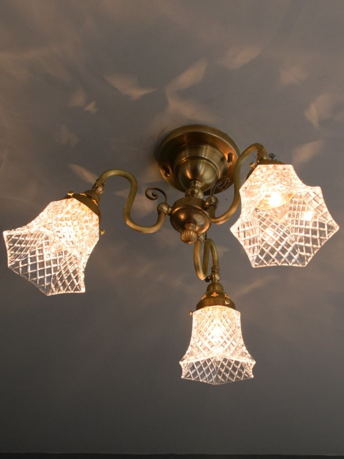 シーリングタイプのおしゃれなシャンデリア、アンティーク風の真鍮製の