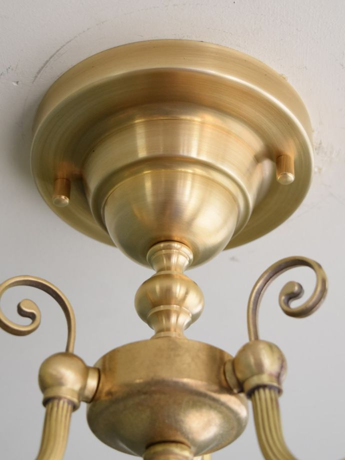シーリングタイプのおしゃれなシャンデリア、アンティーク風の真鍮製の