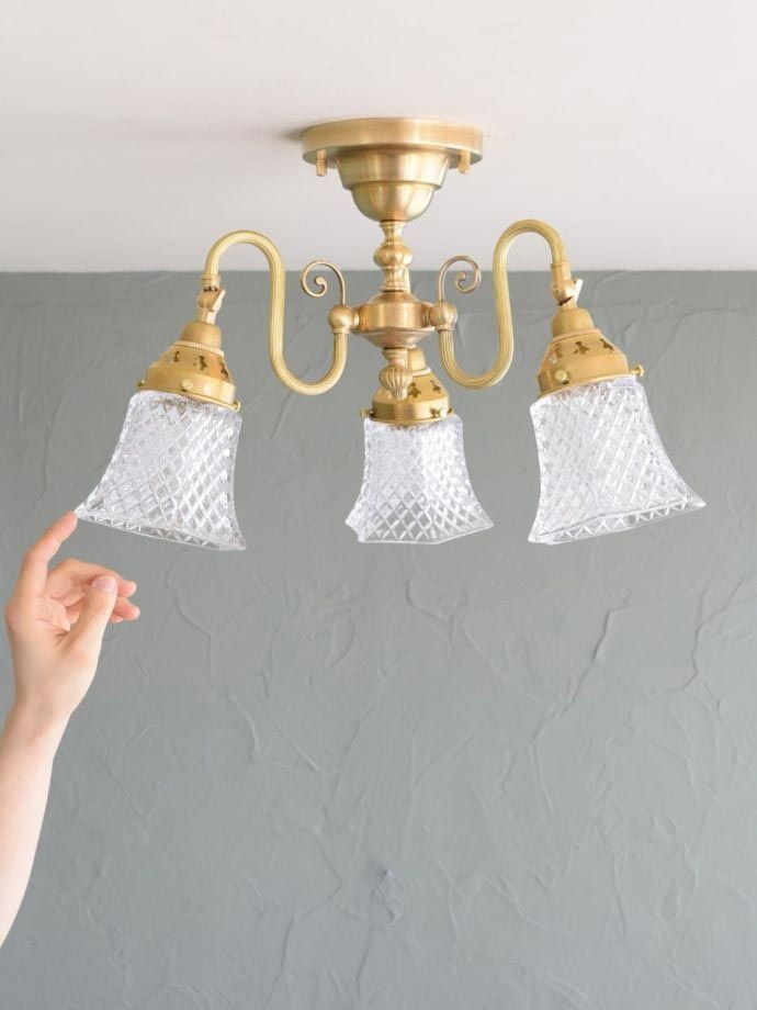 シーリングタイプのおしゃれなシャンデリア、アンティーク風の真鍮製の