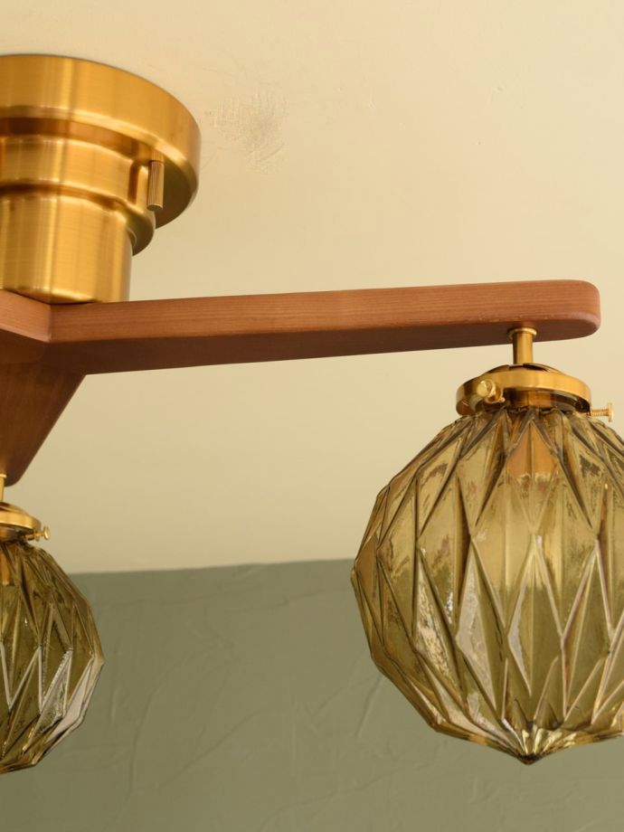 木製アームのおしゃれな照明