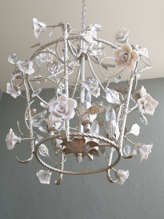 白い陶器のバラのシャンデリア