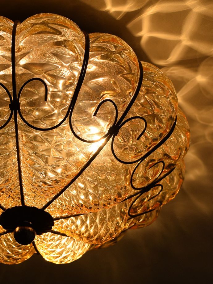 天井に映るシーリングライトの陰影