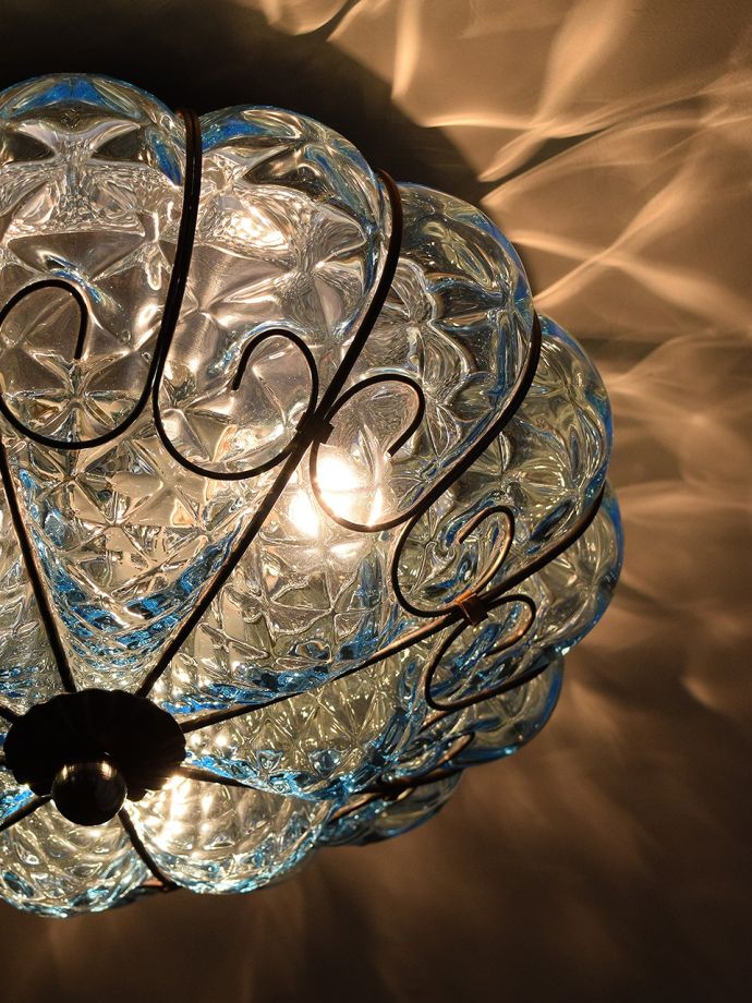 天井に映るシーリングライトの陰影