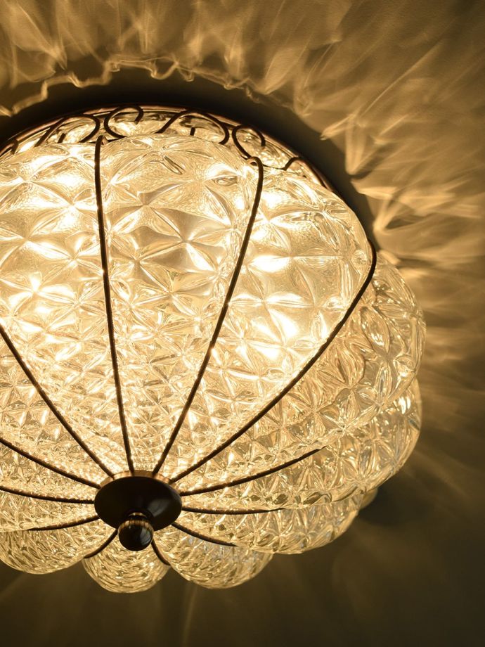 天井に映るシーリングライトの陰影