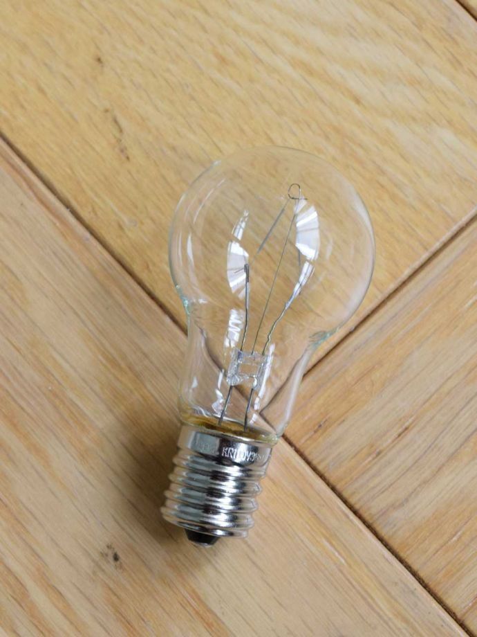 電球付きなので届いてすぐに使えます