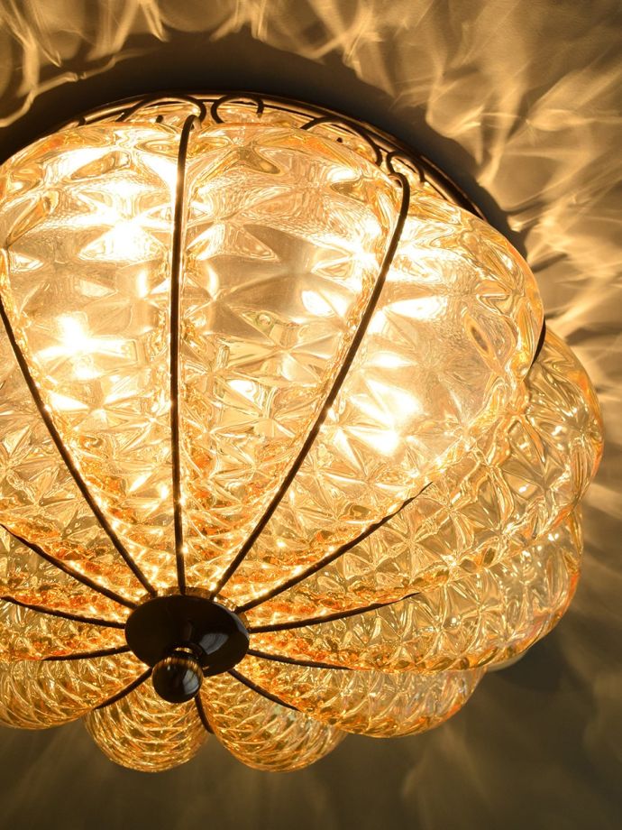 天井に映るシーリングライトの陰影