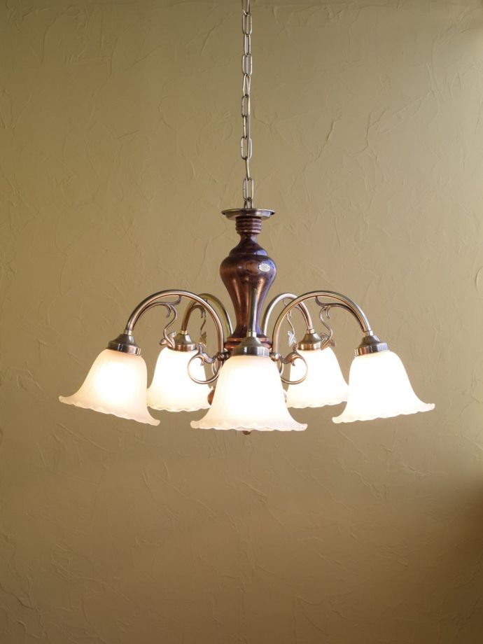 木製のおしゃれなシャンデリアの灯り