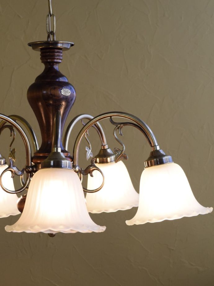 シャンデリアの優しい灯り