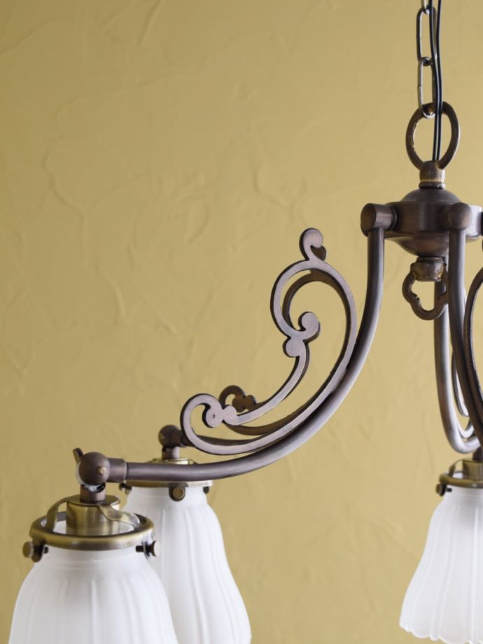 アンティーク調の真鍮製シャンデリア