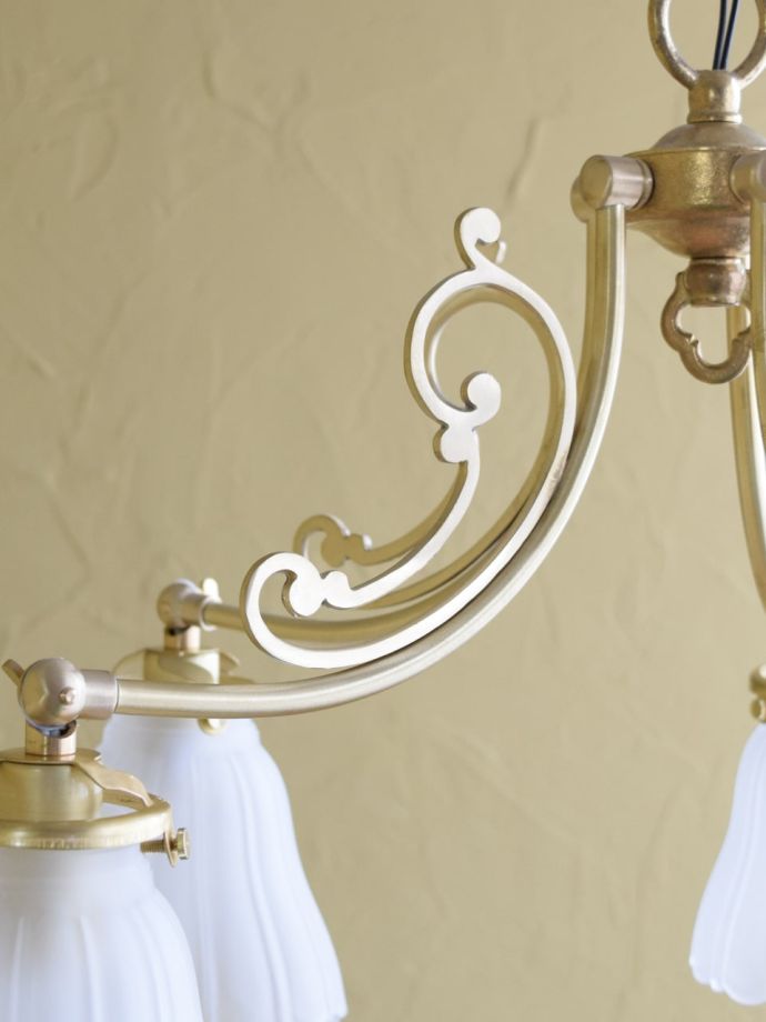 アンティーク調の真鍮製シャンデリア