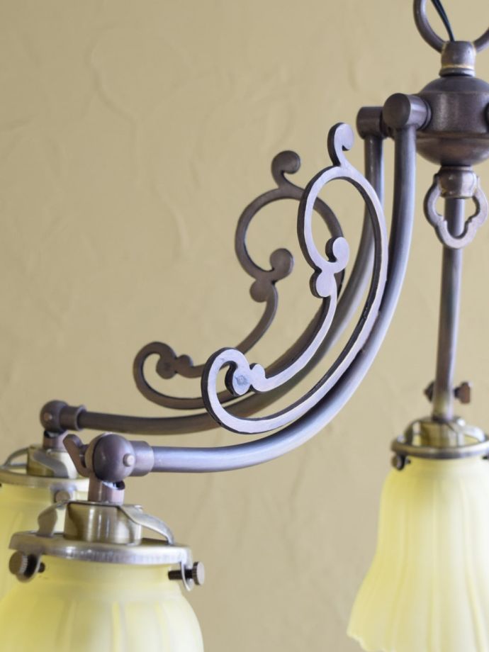 アンティーク調の真鍮製シャンデリア