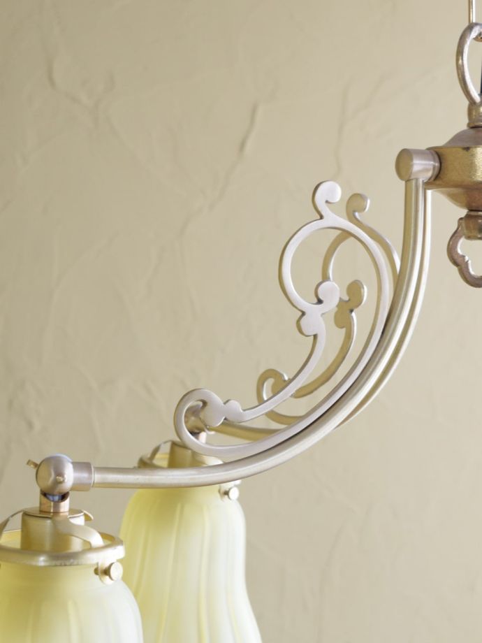 アンティーク調の真鍮製シャンデリア