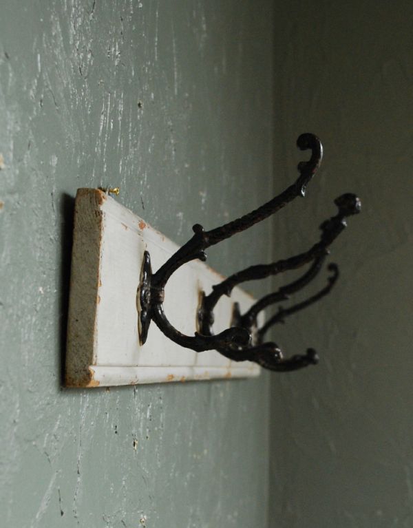 ウォールシェルフ・ウォールハンガー アンティーク家具 フランスからやってきたホワイト色のアンティークコートフックボード(4連フック)。横から見ても可愛いデザインですもちろん横顔だって可愛いデザイン。(d-1004-f)