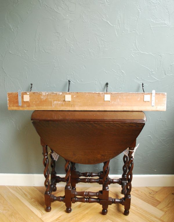 ウォールシェルフ・ウォールハンガー アンティーク家具 フランスからやってきたホワイト色のアンティークコートフックボード(4連フック)。後ろ側を見てみると・・・アンティークは新品ではないので、もちろん経年変化によるキズはありますが、壁への取り付け部分も職人がキレイに修復しました。(d-1004-f)