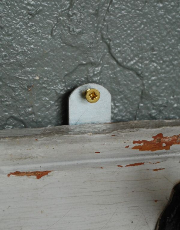 ウォールシェルフ・ウォールハンガー アンティーク家具 フランスからやってきたホワイト色のアンティークコートフックボード(4連フック)。カンタンに取り付け出来ます。(d-1004-f)