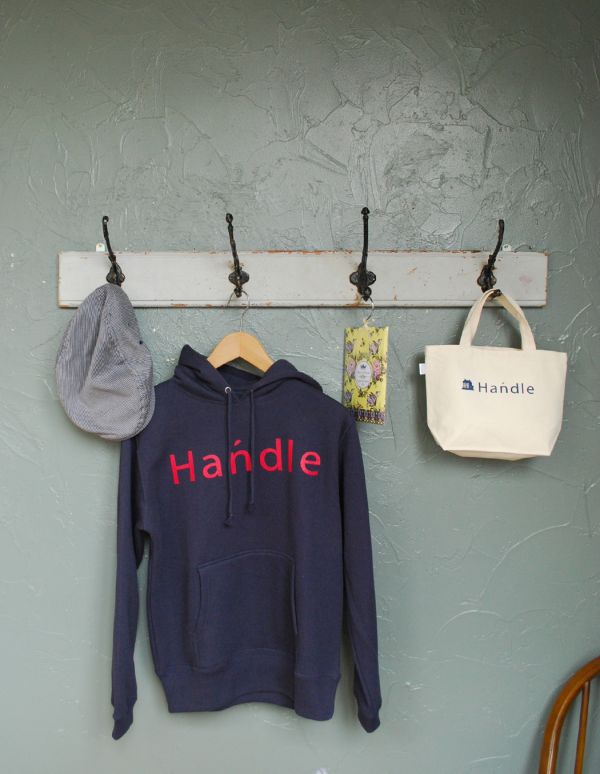 ウォールシェルフ・ウォールハンガー アンティーク家具 フランスからやってきたホワイト色のアンティークコートフックボード(4連フック)。壁をオシャレに魅せてくれる小さなアンティークアンティークのフックボードを何もない壁に取り付けるだけで、なんだかお部屋をオシャレに魅せてくれるんです。(d-1004-f)