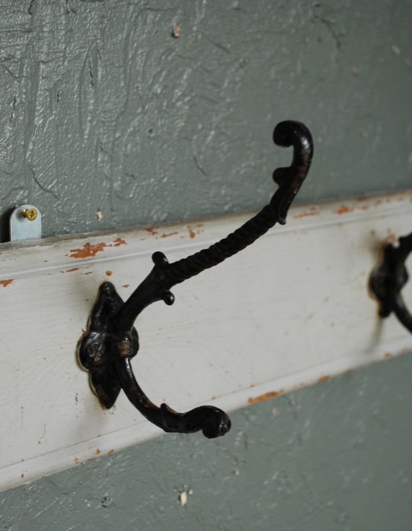 ウォールシェルフ・ウォールハンガー アンティーク家具 フランスからやってきたホワイト色のアンティークコートフックボード(4連フック)。いろいろ便利に使える仕掛けオリジナルのフックは形も色もアンティークらしく素敵。(d-1004-f)