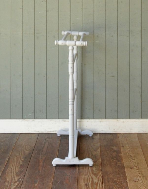 タオルハンガー　アンティーク家具　ライトグレーの可愛い雑貨、アンティークのタオルハンガー。横から見ると、スッキリしたデザインです。(d-1006-f)