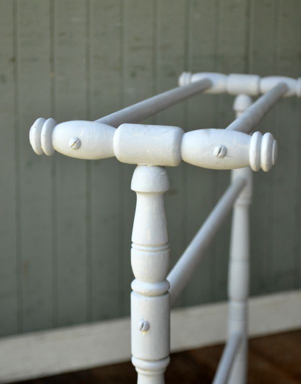 タオルハンガー　アンティーク家具　ライトグレーの可愛い雑貨、アンティークのタオルハンガー。専門の職人がお直ししておりますが、アンティークのため、経年変化によるキズがある場合があります。(d-1006-f)