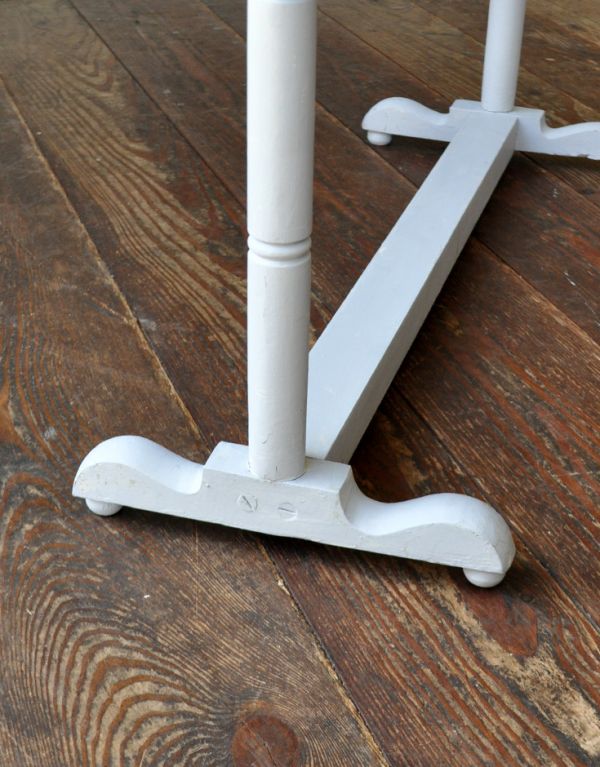 タオルハンガー　アンティーク家具　ライトグレーの可愛い雑貨、アンティークのタオルハンガー。ぷくっと丸い可愛らしい脚。(d-1006-f)