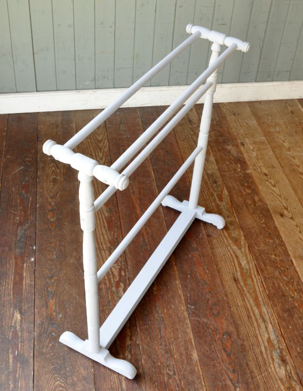 タオルハンガー　アンティーク家具　ライトグレーの可愛い雑貨、アンティークのタオルハンガー。アンティークのタオルハンガーがは、見た目はもちろん、使いやすいシンプルな造りが特徴です。(d-1006-f)