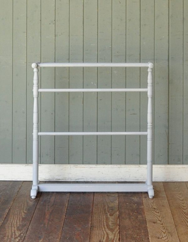 タオルハンガー　アンティーク家具　ライトグレーの可愛い雑貨、アンティークのタオルハンガー。お部屋をパッと明るくしてくれるライトグレーペイントのタオルハンガーです。(d-1006-f)