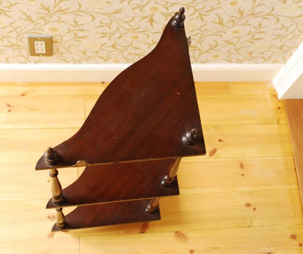 ウォールシェルフ・ウォールハンガー　アンティーク家具　オシャレなアンティーク家具、コーナーシェルフ３段タイプ。天板もぴかぴかにお直ししました。(d-1016-f)