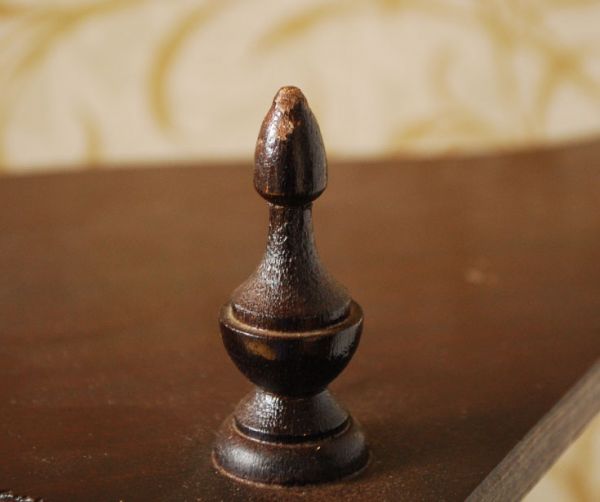 ウォールシェルフ・ウォールハンガー　アンティーク家具　オシャレなアンティーク家具、コーナーシェルフ３段タイプ。専門の職人によってお直ししていますが、アンティークは新品ではありません。(d-1016-f)