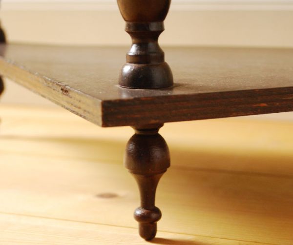 ウォールシェルフ・ウォールハンガー　アンティーク家具　オシャレなアンティーク家具、コーナーシェルフ３段タイプ。可愛い丸い脚が付いています。(d-1016-f)