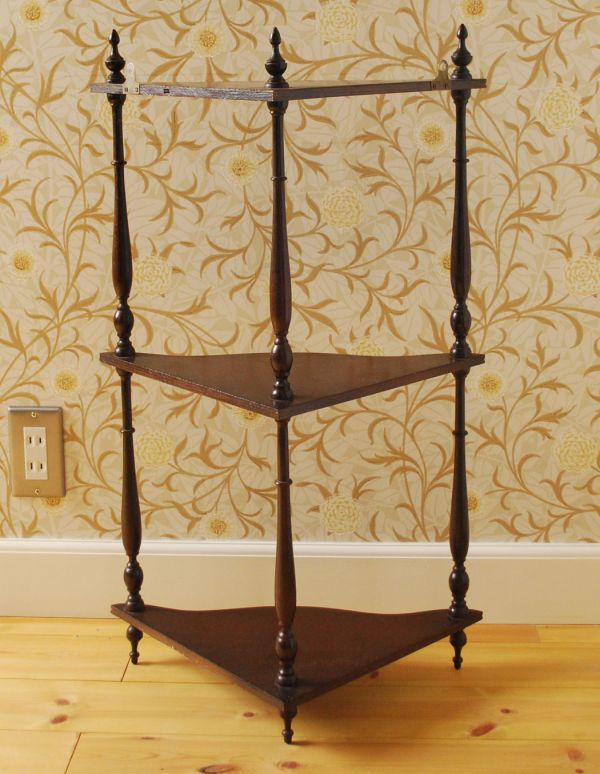 オシャレなアンティーク家具、コーナーシェルフ3段タイプ(d-1016-f