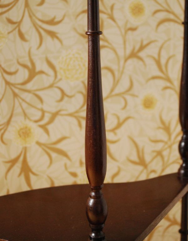 ウォールシェルフ・ウォールハンガー　アンティーク家具　オシャレなアンティーク家具、コーナーシェルフ３段タイプ。細くて美しいラインです。(d-1016-f)