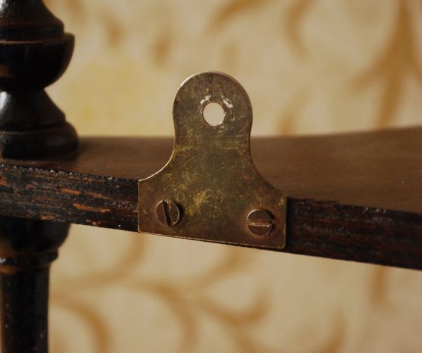 ウォールシェルフ・ウォールハンガー　アンティーク家具　オシャレなアンティーク家具、コーナーシェルフ３段タイプ。壁に取り付け可能な金具が付いています。(d-1016-f)