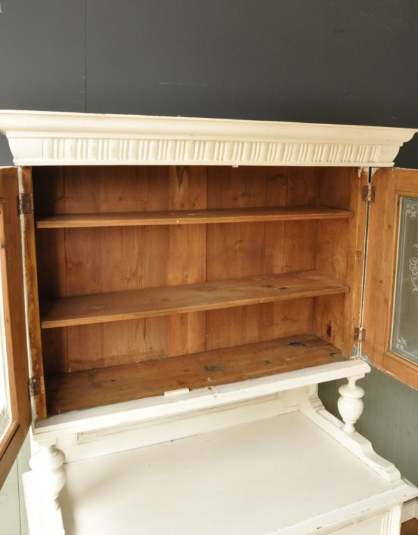 アンティークのキャビネット アンティーク家具 アンティークのフレンチ家具、ホワイトペイントのカップボード(食器棚)。明るいので、中に入れた食器や雑貨を生き生きと見せてくれますよ。(d-1039-f)