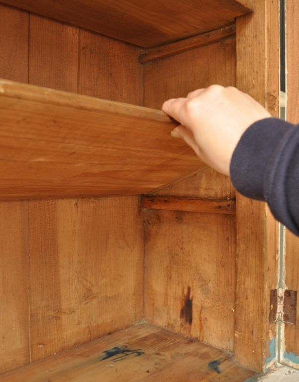 アンティークのキャビネット アンティーク家具 アンティークのフレンチ家具、ホワイトペイントのカップボード(食器棚)。棚板があるので、整理整頓がしやすいですよ。(d-1039-f)