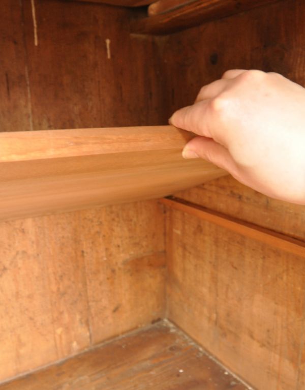 アンティークのキャビネット アンティーク家具 アンティークのフレンチ家具、ホワイトペイントのカップボード(食器棚)。棚板は上段に1枚、下段に1枚です。(d-1039-f)