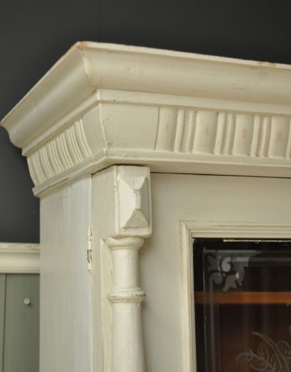 アンティークのキャビネット アンティーク家具 アンティークのフレンチ家具、ホワイトペイントのカップボード(食器棚)。美しい彫にうっとり。(d-1039-f)