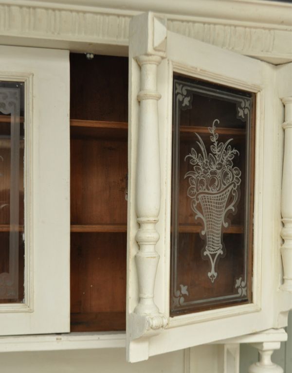 アンティークのキャビネット アンティーク家具 アンティークのフレンチ家具、ホワイトペイントのカップボード(食器棚)。何とも美しい芸術的なデザイン。(d-1039-f)