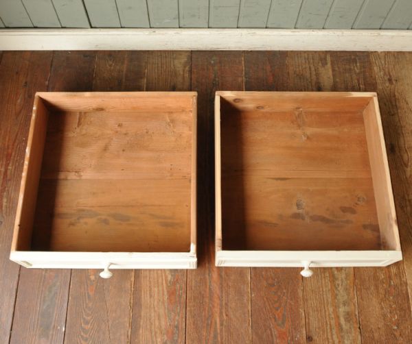 アンティークのキャビネット アンティーク家具 アンティークのフレンチ家具、ホワイトペイントのカップボード(食器棚)。引き出しの内側もキレイな状態なので何でも入れられます。(d-1039-f)