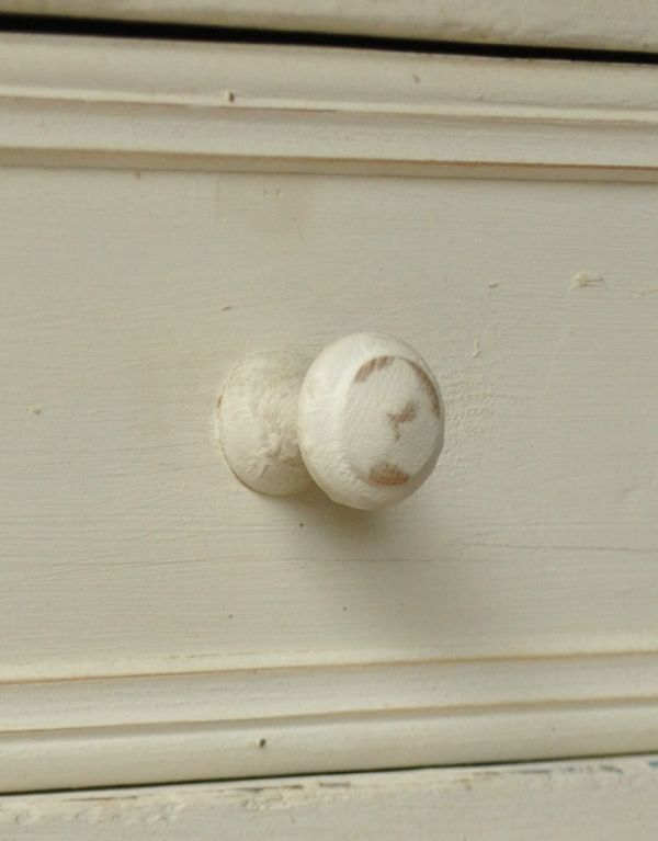 アンティークのキャビネット アンティーク家具 アンティークのフレンチ家具、ホワイトペイントのカップボード(食器棚)。引き出しは木製の真ん丸な取っ手になっています。(d-1039-f)