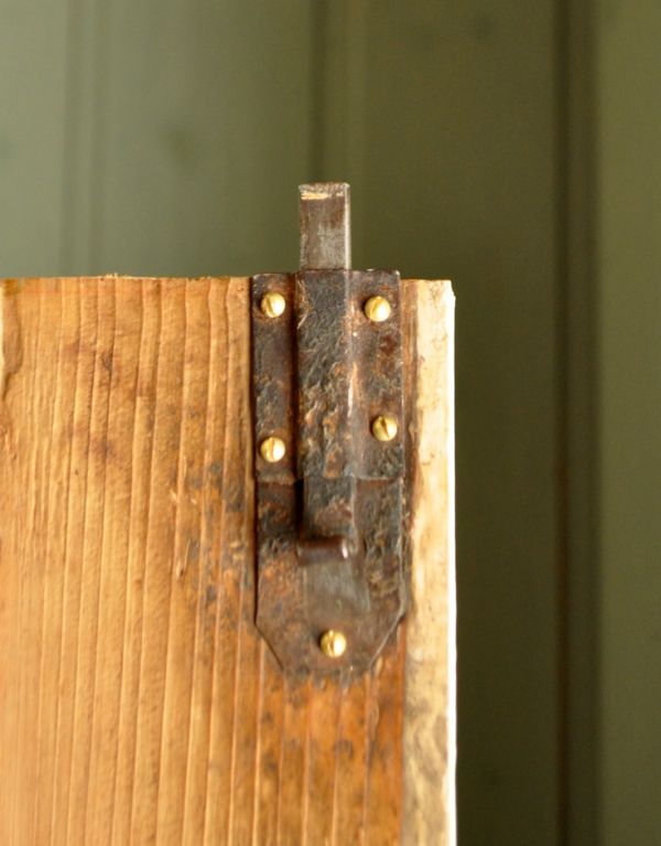 アンティークのキャビネット アンティーク家具 アンティークのフレンチ家具、ホワイトペイントのカップボード(食器棚)。扉を留めるためのストッパーも当時のものです。(d-1039-f)