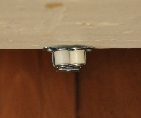 アンティークのキャビネット アンティーク家具 アンティークのフレンチ家具、ホワイトペイントのカップボード(食器棚)。扉にはローラーキャッチャーが付いているので、開け閉めがスムーズです。(d-1039-f)