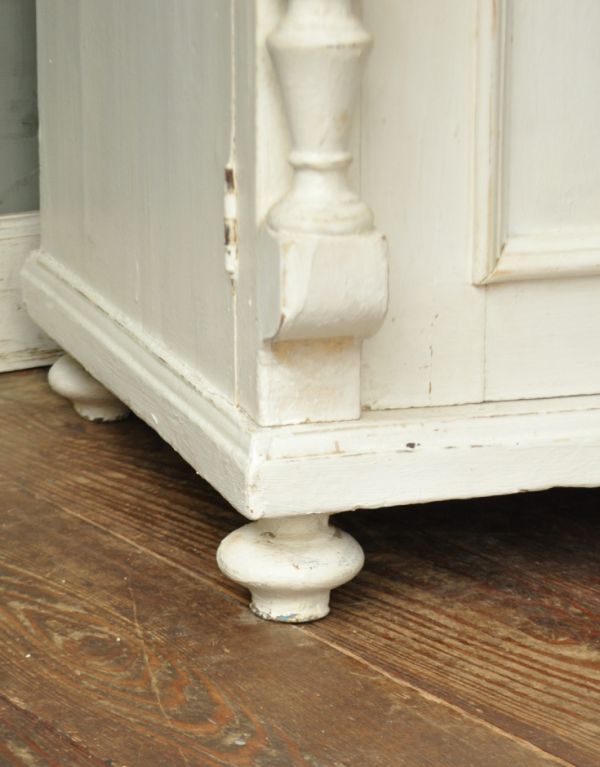 アンティークのキャビネット アンティーク家具 アンティークのフレンチ家具、ホワイトペイントのカップボード(食器棚)。綺麗なカッティングを施した脚があります。(d-1039-f)