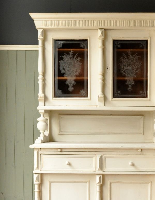 アンティークのキャビネット アンティーク家具 アンティークのフレンチ家具、ホワイトペイントのカップボード(食器棚)。どこからみても美しいカップボード。(d-1039-f)